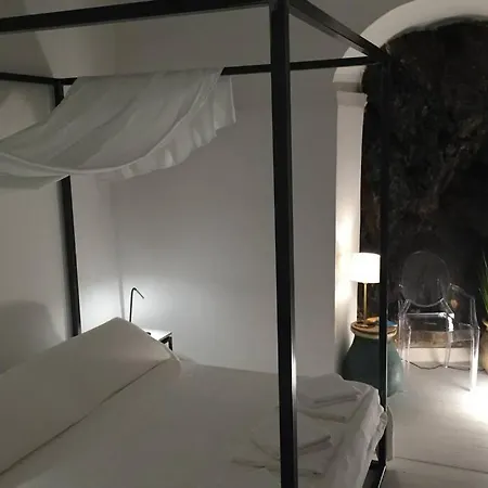 Casa Nella Roccia فيرناتْسا